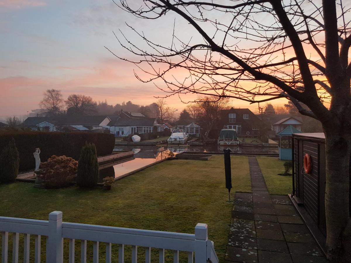 The Willows Wroxham Bagian luar foto