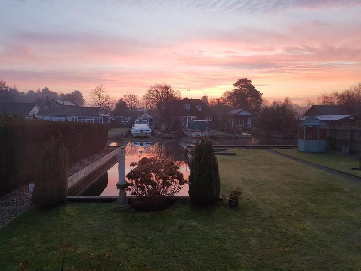 The Willows Wroxham Bagian luar foto