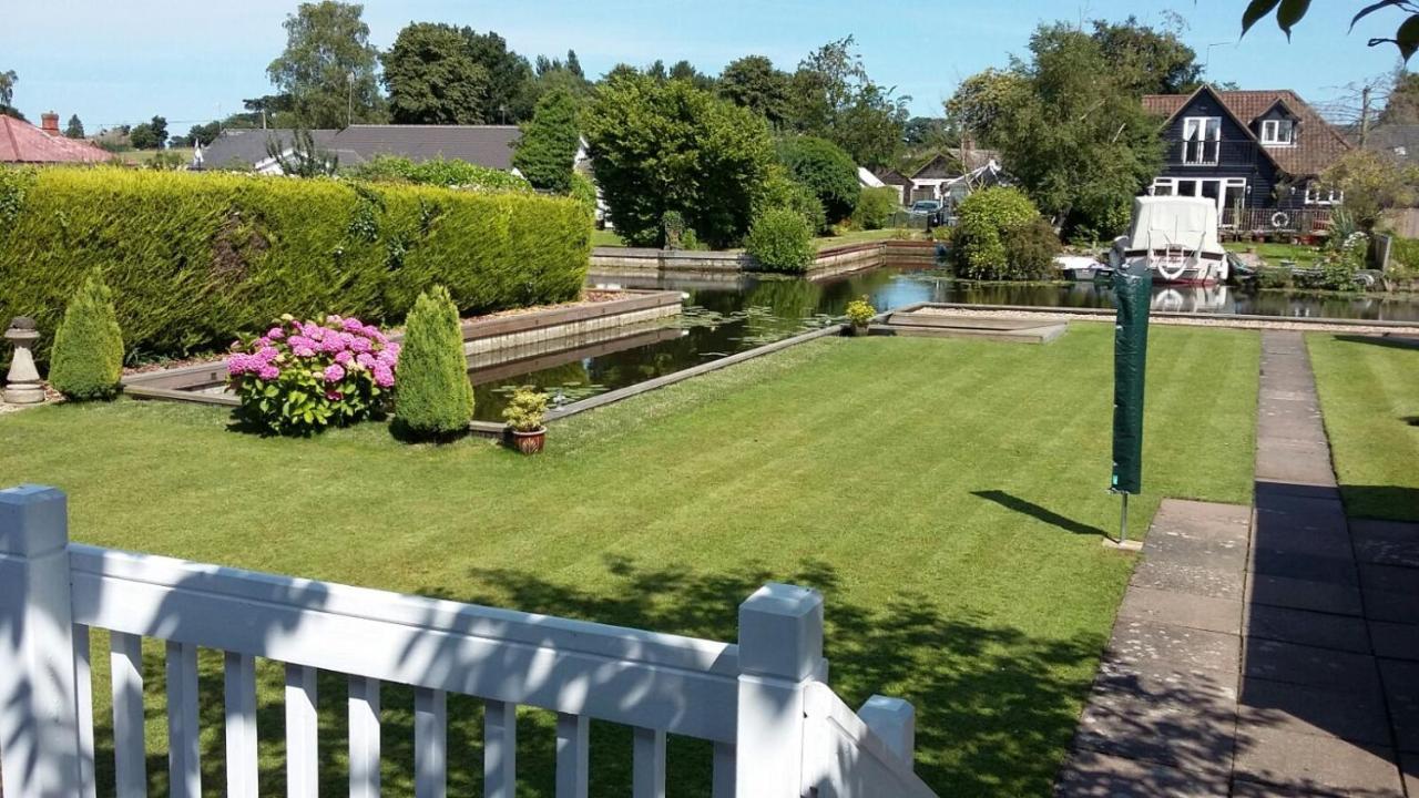 The Willows Wroxham Bagian luar foto