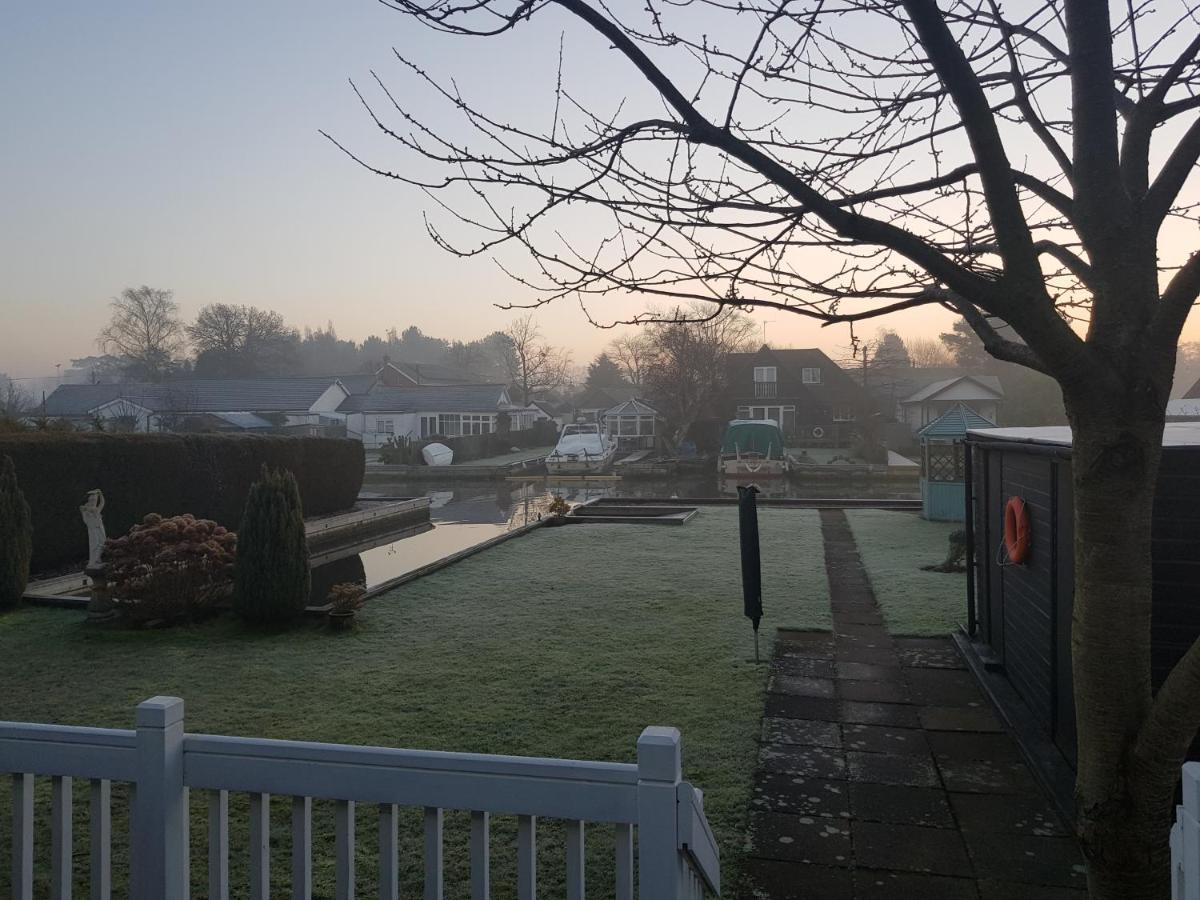 The Willows Wroxham Bagian luar foto